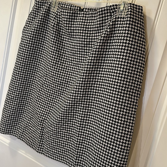 Hillard & Hanson 20 W houndstooth mini skirt. Back zipper and back kick pleat. - Picture 2 of 5